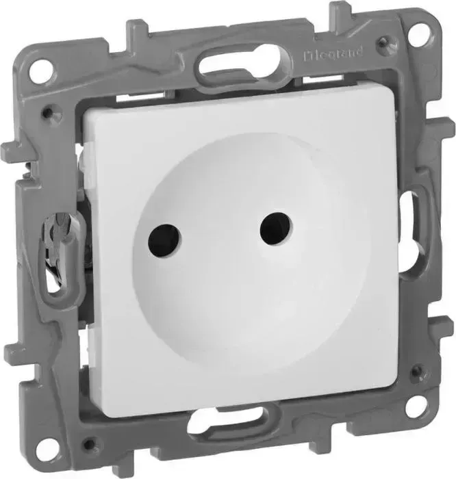 Розетка Legrand 2 K Etika 16A 250V б/з со шторками винтовой зажим белая 672234