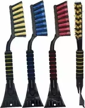 Щетка для снега BLACK&BLUE ВВ1001 скребком поролоновая ручка, цветная (48см) 44382