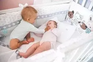 Комплект в кроватку By Twinz в 6 пр. Друзья Классика