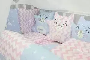 Комплект в кроватку By Twinz в с игрушками Котики розово-голубой, 4 предм.