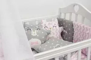 Комплект в кроватку By Twinz в с игрушками Котики розово-серый, 4 предм.