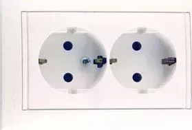 Розетка с заземлением Legrand двойная СП Valena белая (774427)