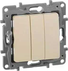 Выключатель трехклавишный Legrand СП Etika 10А IP20 винтовые зажим слоновая кость. (672313)